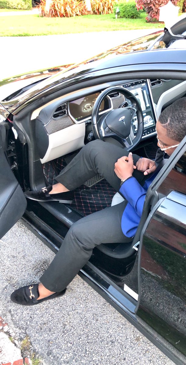 thatboaaajoby's tweet photo. Iโm just living my best life๐ #Prom2k18 #MLECprom #PromSzn https://t.co/VMtJX95JGS