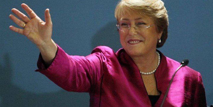 La denostaron y no la dejaron gobernar, ahora quieren seguir con lo mismo. #BacheletEterna ❤️ @mbachelet