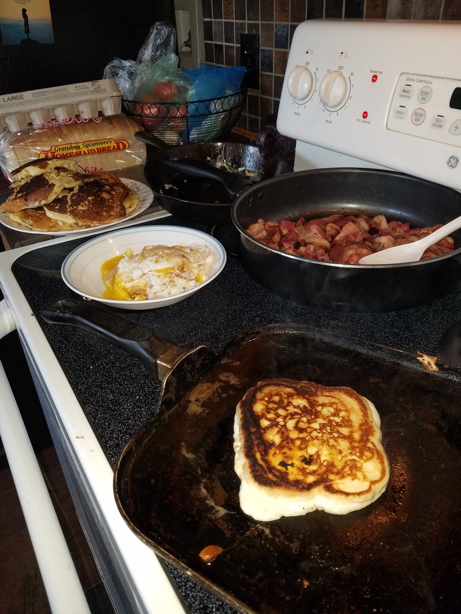 Utahgirl74's tweet photo. A well intentioned breakfast instantly turns to shit the second someone asks for pancakes and eggs. #smokedeggs #extradarkpancakes no one is even lured outta bed for this mess.... #worstcookever #momfail https://t.co/uir58op9e0