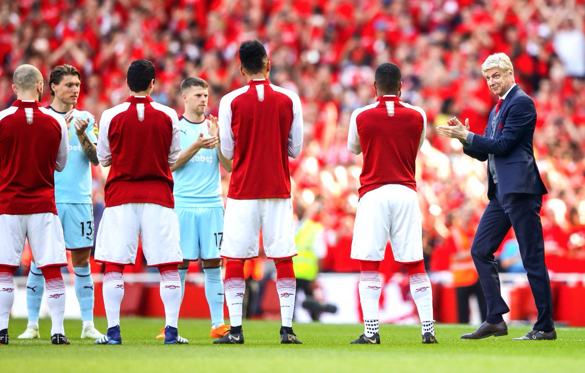 Bet9jaOfficial's tweet photo. Guard of honour for Arsene Wenger in his last home game as manager of Arsenal 

Well deserved boss https://t.co/7DB32UjVkz