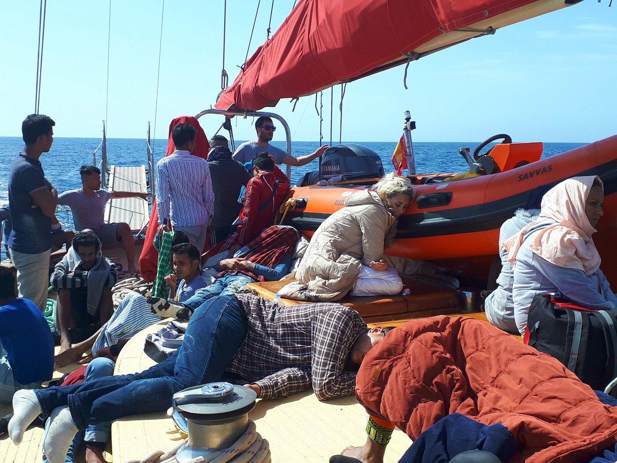 Il veliero dei migranti che nessuno vuole: ci prepariamo a trascorrere la notte con 6 donne 6 bambini e 93 uomini trovati al largo della #libia su un gommone alla deriva. L'italia dice di rivolgersi a stato di bandiera di nave #astral, cioè GB che non risponde <a href="/openarms_fund/">Open Arms</a>