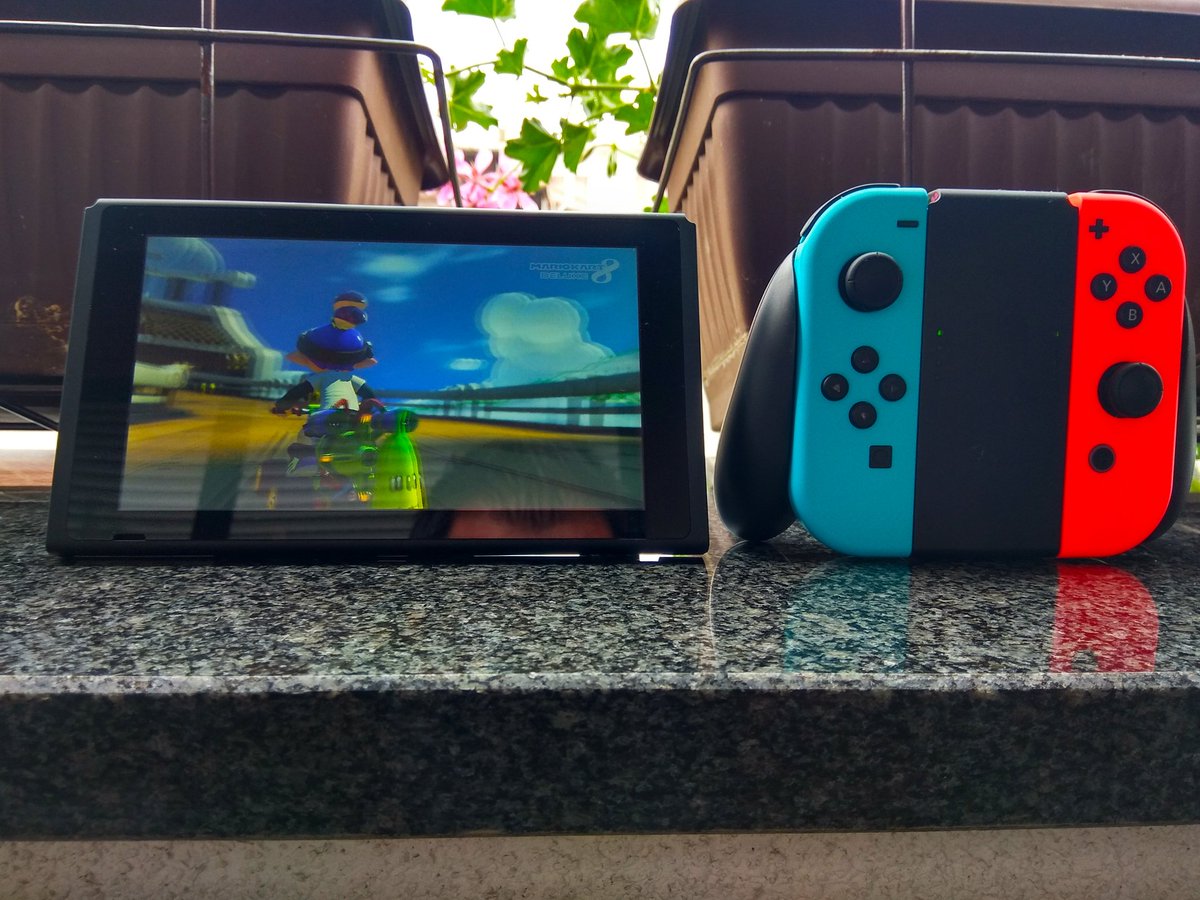 Crofna's tweet photo. They said you need to go outside so I went on the balcony. #NintendoSwitch #MarioKart8Deluxe #gaming #iwasoutside https://t.co/kr5fWu0opx