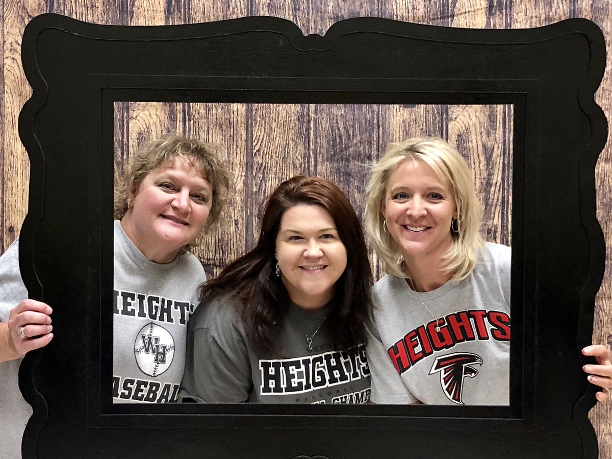 MommaKealey's tweet photo. Pre Grad Party Setup!! #ACgrad18 https://t.co/u88whNwXfO