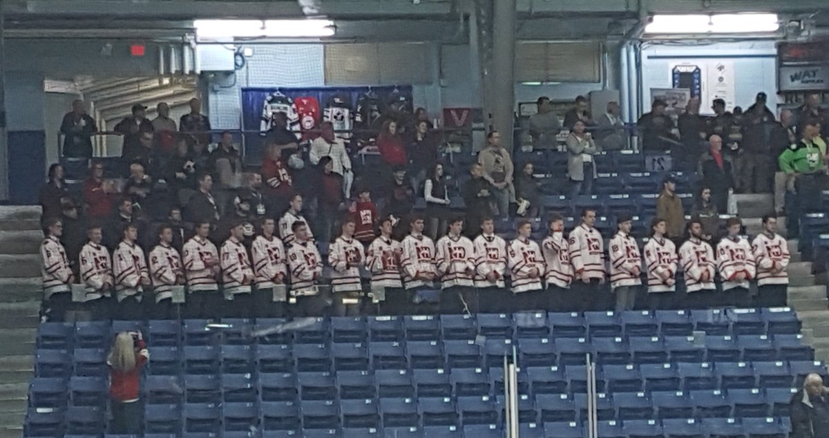 TerrTimony's tweet image. This is an awesome picture of the ND hounds #teluscup2018