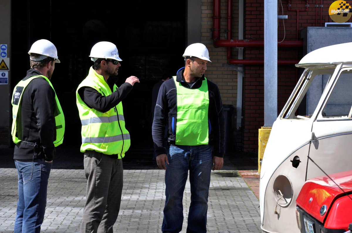 VamediaStudios's tweet photo. Weight up your options... #4CarPileUp #IG @AllenIrwin, @craigsobotker, @Nicburns007 #VCI @vintagecarimporters #WhatsShipping @My_Octane Stills by @Diagra.Ming #MyOctane #behindthescene #321action #storytelling #Shipping #CapeTown #SouthAfrica #photography #automotivephotography https://t.co/Lm7eCVgAgj