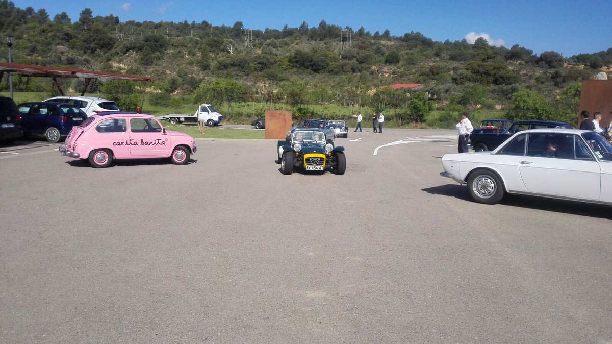 SPAmallos's tweet photo. ¡Esta mañana hemos sido sorprendidos por estos coches! El hotel ha regresado unos cuantos años atrás gracias a ellos. #HotelspaAM @cbandmy @ReinodeMallos https://t.co/gFQ4gKnO0I