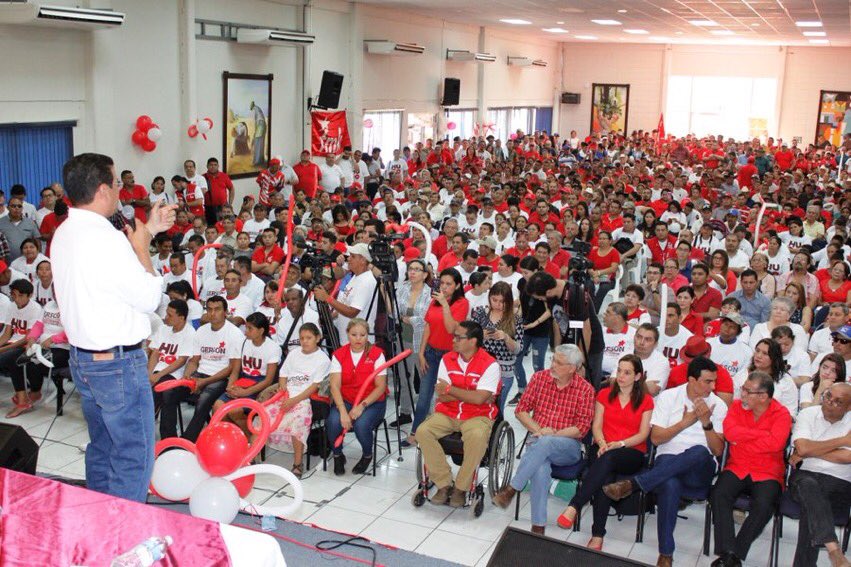 ElSalvadorPost's tweet photo. Precandidato presidencial @HugoMartinezSV @FMLNoficial plantea las 7 claves 🔑 para la victoria.

#PrimeraClave estar y vivir con la gente para resolver problemas. #FMLNInternas2018 https://t.co/Kp0veBAS8x