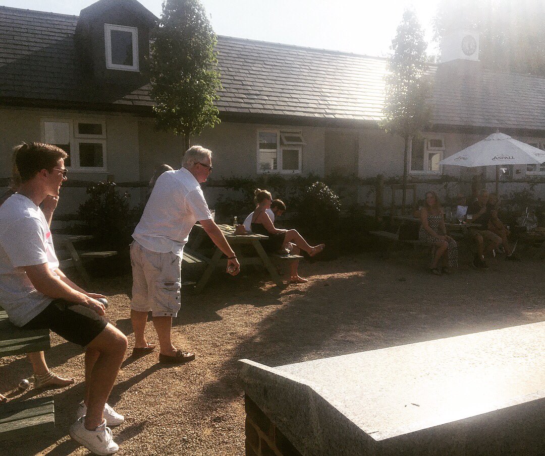 InnWestEnd's tweet photo. Bank Holiday Sunday spent the right way, drinks and boules in the garden☀️🌸 #SundayFunday #bankholidayfun #bankholidaysunshine #britishweather https://t.co/rZAid0UQoC
