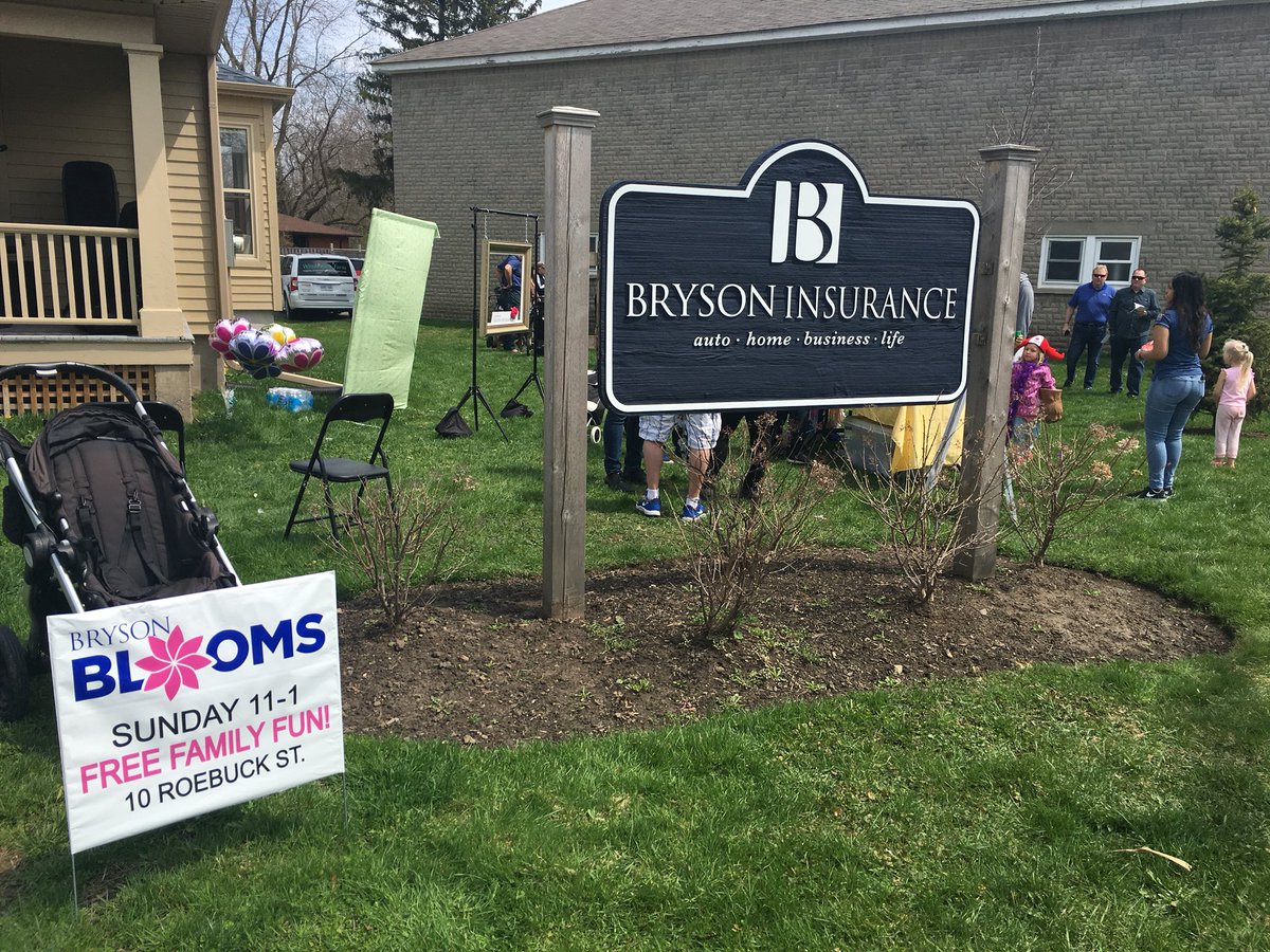 iamcelinacc's tweet photo. Thank you @TheBrysonBlue for your dedication to the @TownofWhitby & the Village of Brooklin. We all have a role to play on ensuring that we have clean, safe and beautiful green spaces to enjoy for years to come. Your adoption of #GrassPark will leave a lasting legacy in our town. https://t.co/teOGdMwDAJ