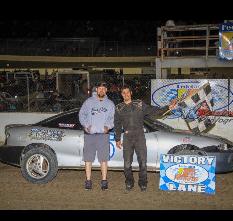 ASunshine8825's tweet photo. 2 for 2. Got the win, but the transmission broke on the last lap coming to the line. A lot of work to do! https://t.co/UP6Bd7uUrN