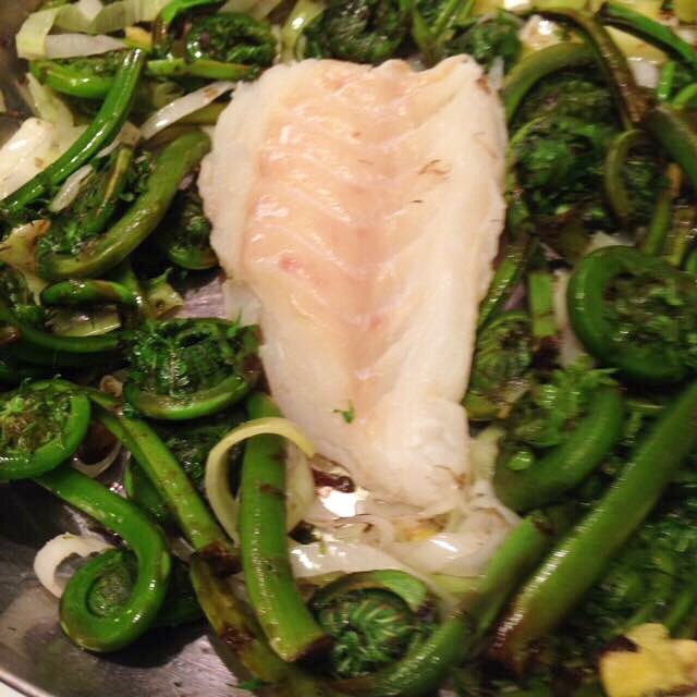 KitchenSprout's tweet photo. #SundayFunday #SpringtimeMeals #ShopLocal .@StLawrenceMkt #HomeChef #Paleo #LightLunch #SteamedCod #Fiddleheads #Leeks #Ginger #CoconutOil #Fresh #Foodpics #Foodie #DrinkWine #GoodEats #GoodTimes #Celebrate #CheersFromToronto🍾👩🏻🍳🍾👩🏻🍳🍾👩🏻🍳 https://t.co/eTeQ689ebH