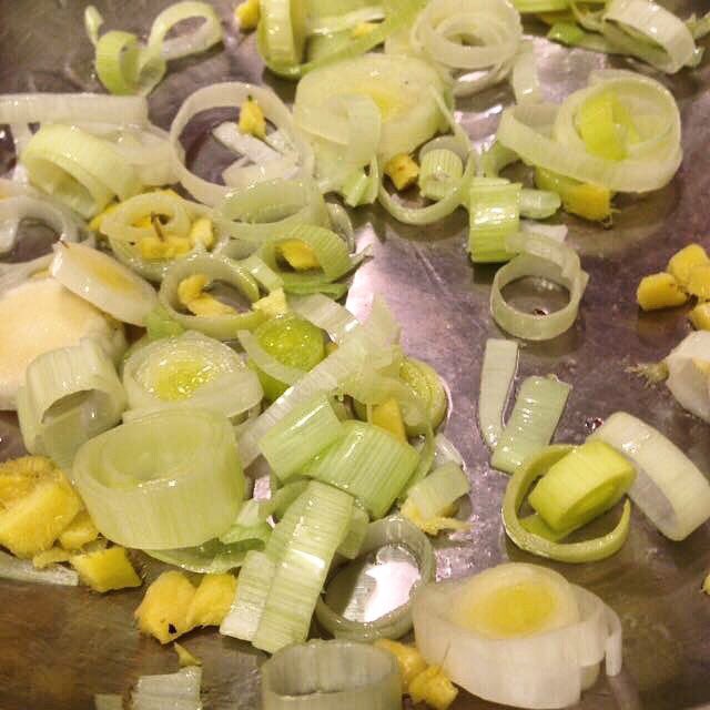 KitchenSprout's tweet photo. #SundayFunday #SpringtimeMeals #ShopLocal .@StLawrenceMkt #HomeChef #Paleo #LightLunch #SteamedCod #Fiddleheads #Leeks #Ginger #CoconutOil #Fresh #Foodpics #Foodie #DrinkWine #GoodEats #GoodTimes #Celebrate #CheersFromToronto🍾👩🏻🍳🍾👩🏻🍳🍾👩🏻🍳 https://t.co/eTeQ689ebH
