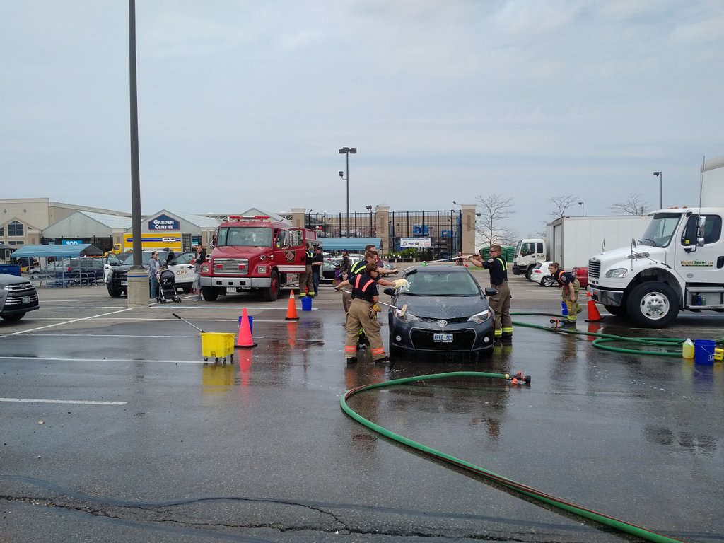 BPFFA1068's tweet photo. Don't forget to come out and support the @BramptonFireES recruit class today. Here at the Lowe's plaza washing cars till 2pm. All proceeds will support the Princess Margaret Hospital and Cystic Fibrosis. All for a great cause. @opffa @IAFFCanada https://t.co/thNxYSooAS