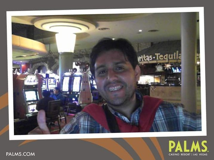 suriel's tweet photo. COMUNISTA EN LAS VEGAS:
Rafael Márquez, productor general del programa "Alo Presidente", conducido por Chávez y ahora por @NicolasMaduro abandonó Venezuela. Ahora vive en Las Vegas, Estado Unidos; comiendo los mejores manjares y asistiendo a los casinos más costosos https://t.co/fjM2POqAnK