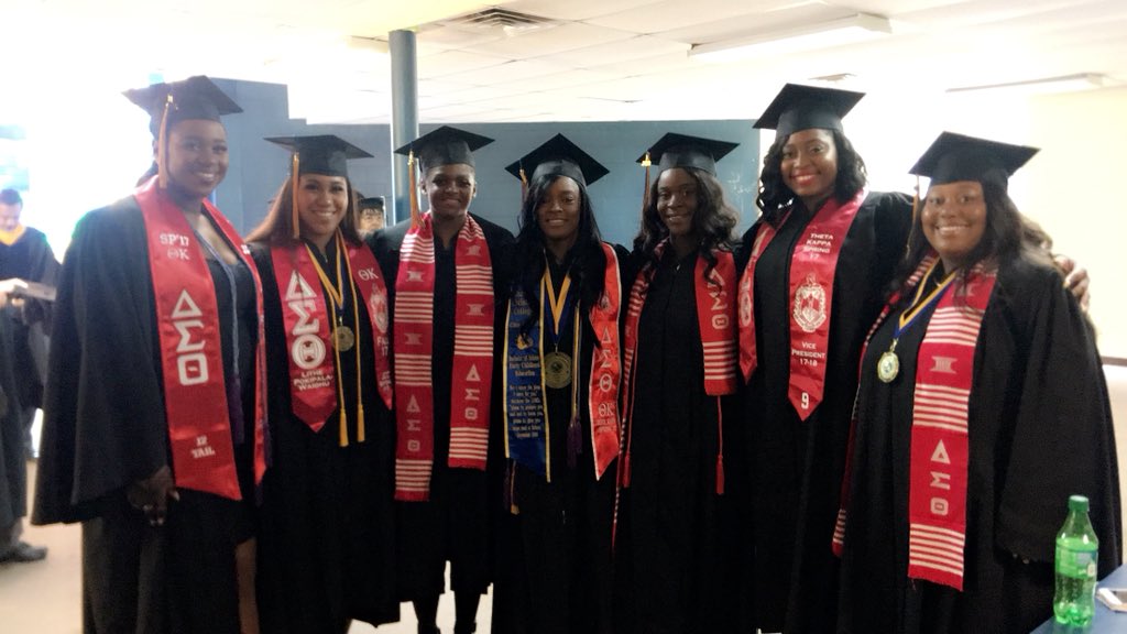 piiiiieeeeeeee's tweet photo. WE DID IT 
#graduatingRedz https://t.co/7zNI4lIrRa