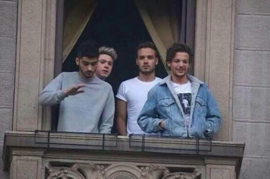 iejoniall's tweet photo. El fandom cuando hay votaciones 
#1DBBMAs https://t.co/dSJAfccKgz