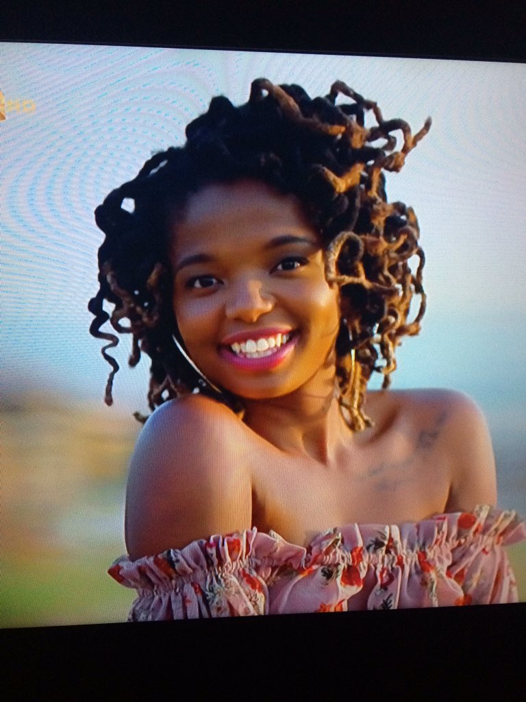 sim_aurah's tweet photo. Beautiful and matured. Rare combination #DateMyFamily https://t.co/BIQos7xRQE