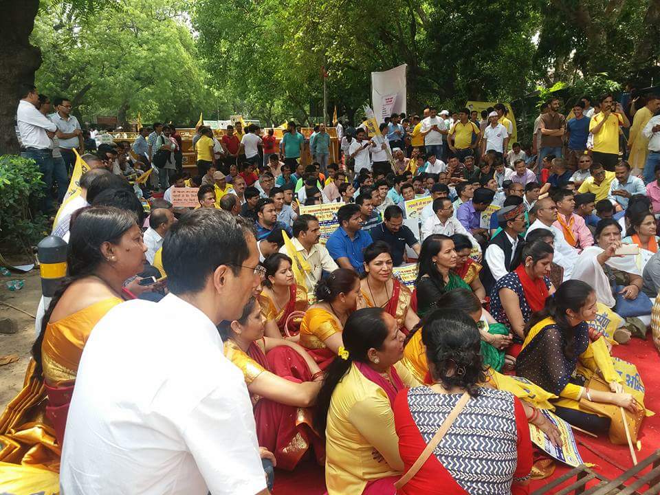 DigmohanN's tweet photo. Hundreds of Uttarakhandies protest at Parliament street to demand GAIRSAIN as capital
हमारे अच्छे दिन सिर्फ राजधानी गैरसैंण बनने से आएंगे https://t.co/QcVQeP1pMT