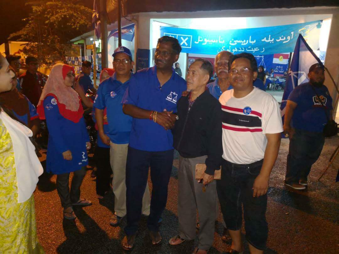 PKamalanathan's tweet photo. 6/5/2018 ; Saya singgah sebentar di Bilik Gerakan Desa Anggerik Fasa 1 untuk bertemu dengan sahabat-sahabat Jentera dan masyarakat setempat dan untuk melihat persiapan kempen yang telah disediakan. #P094 #HuluSelangor #HebatkanNegaraku #HidupRakyat #MIC14 #BersamaBN https://t.co/sfqz0TIvX6