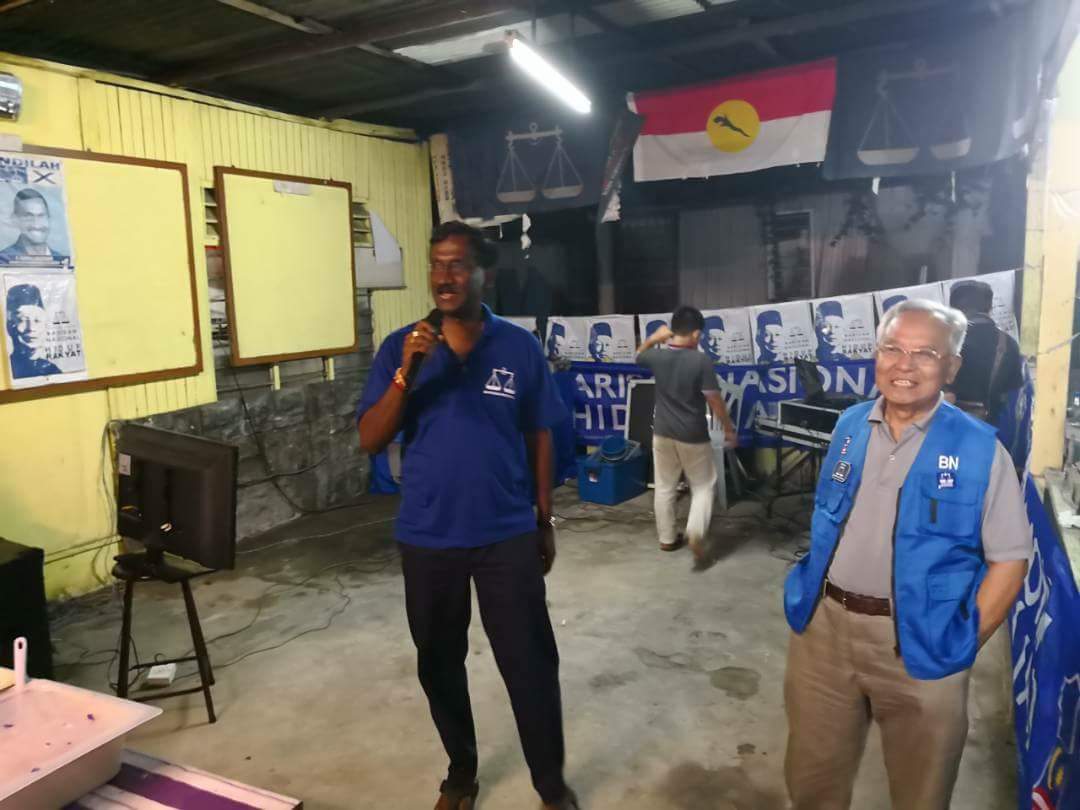 PKamalanathan's tweet photo. 6/5/2018 ; Saya singgah sebentar di Bilik Gerakan Desa Anggerik Fasa 1 untuk bertemu dengan sahabat-sahabat Jentera dan masyarakat setempat dan untuk melihat persiapan kempen yang telah disediakan. #P094 #HuluSelangor #HebatkanNegaraku #HidupRakyat #MIC14 #BersamaBN https://t.co/sfqz0TIvX6