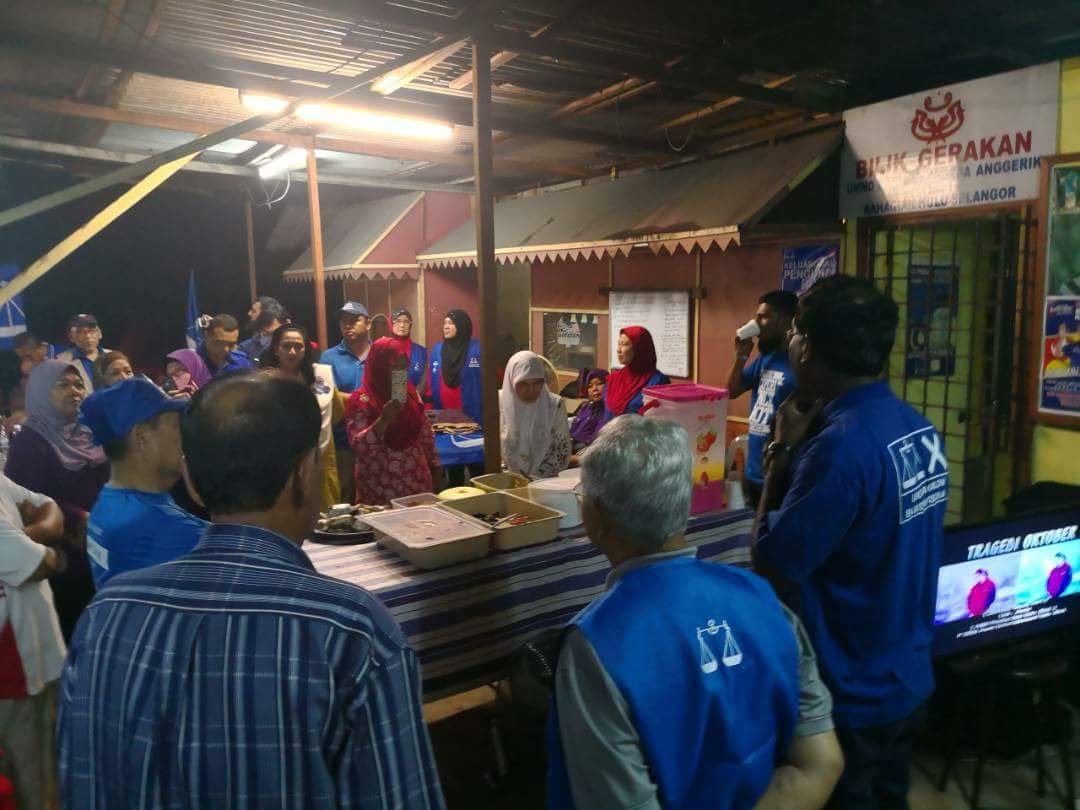 PKamalanathan's tweet photo. 6/5/2018 ; Saya singgah sebentar di Bilik Gerakan Desa Anggerik Fasa 1 untuk bertemu dengan sahabat-sahabat Jentera dan masyarakat setempat dan untuk melihat persiapan kempen yang telah disediakan. #P094 #HuluSelangor #HebatkanNegaraku #HidupRakyat #MIC14 #BersamaBN https://t.co/sfqz0TIvX6