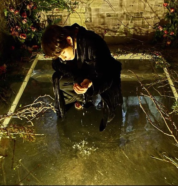 Chyh_Chu's tweet image. Этот мужчина делает больно всем 
И эта песня....она ему очень подходит(как мне кажется)
И этот клип....монтаж невероятный 
И мне немного страшно
Ибо он меня пугает 
Не знаю почему 
Но есть что-то такое
От чего в дрожь бросает 

#singularity 
#loveyourself轉tear