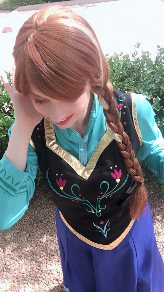 Being one of my favorites to play because #happygirlsaretheprettiest ❤️💋 #anna #cosplay #selfiesunday #sundayfunday #whitlove