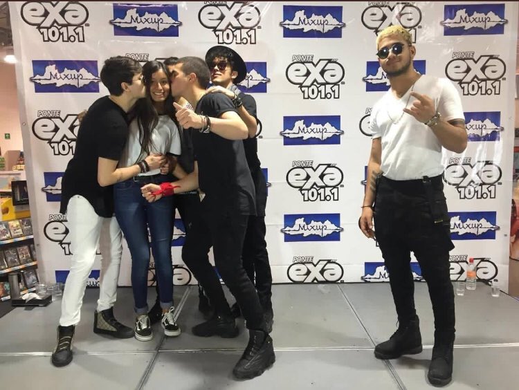 camachopolonia's tweet photo. Ej to aż grzech nie przytulić Richy… 🙄 Co tu się wgl odjebało? @lumnayofficial nie martw się skarbie w Polsce dostaniesz tyle uścisków, że wrócisz do domu w maju kolejnego roku. 💪🏻 https://t.co/YtF5qDCjyf