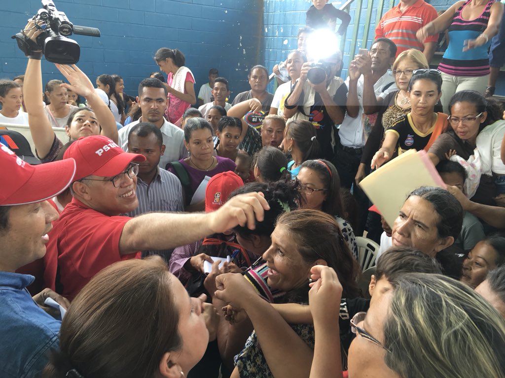 JauaMiranda's tweet photo. Vaya que dignidad tiene el pueblo al que pertenezco, el pueblo de Venezuela. Hoy la masiva participación en el simulacro electoral,en medio de la brutal especulación de precios, demuestra que Chávez no aró en el mar. ¡Hay conciencia Patria! Así lo vivimos en El Sombrero, Guárico. https://t.co/qDpV8nJrUq