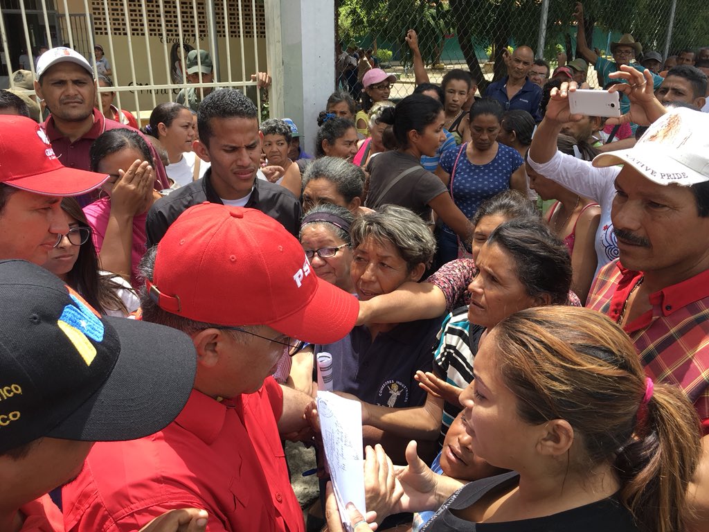 JauaMiranda's tweet photo. Vaya que dignidad tiene el pueblo al que pertenezco, el pueblo de Venezuela. Hoy la masiva participación en el simulacro electoral,en medio de la brutal especulación de precios, demuestra que Chávez no aró en el mar. ¡Hay conciencia Patria! Así lo vivimos en El Sombrero, Guárico. https://t.co/qDpV8nJrUq