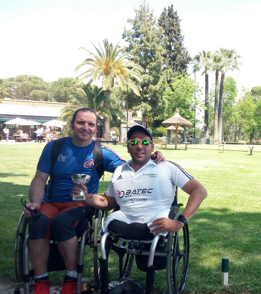 FEDEDDF's tweet photo. Victoria de la pareja formada por Oscar Agea y Edorta de Anta en la 10a prueba de la 🏆🇪🇸 de pádel ♿️ disputada en Sevilla. 6/3 2/6 6/3 contra Christopher Triviño y Luis Peinado en las instalaciones de Real Club Pineda https://t.co/YTbLIF53WF