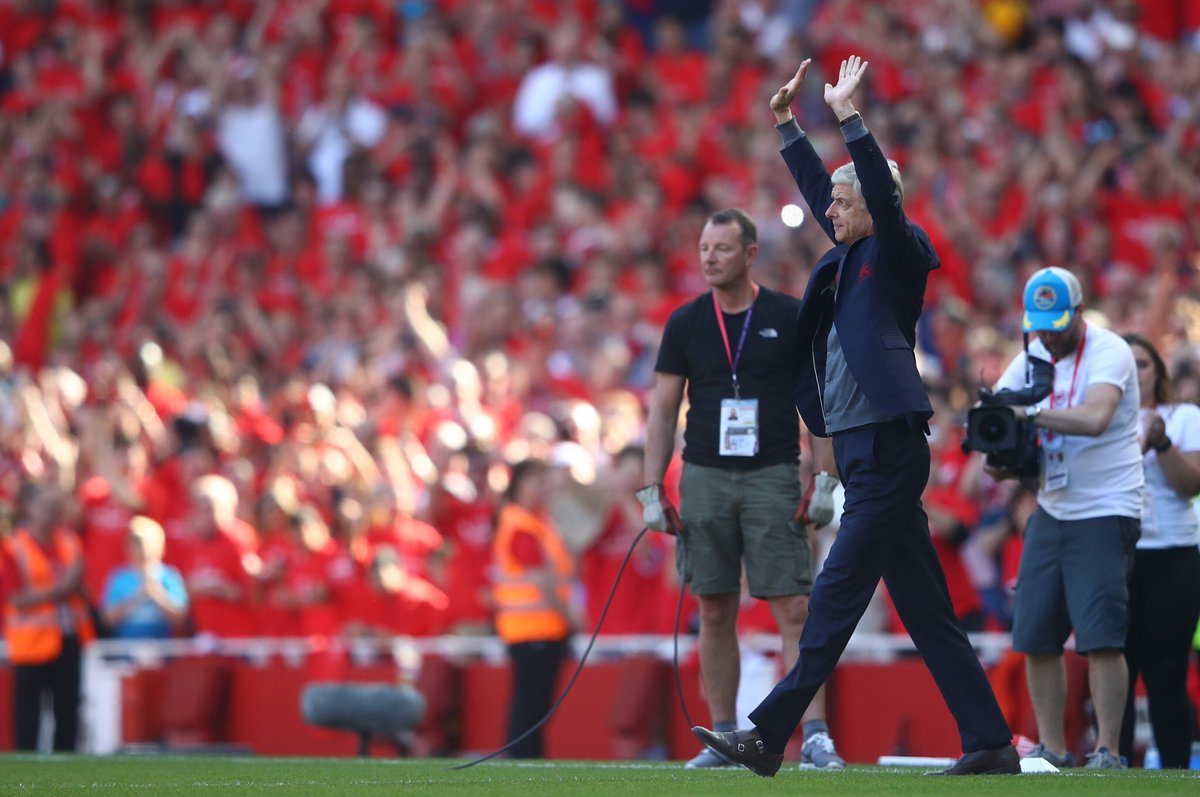 joefooty's tweet photo. The first words #ArseneWenger utters in his farewell speech concern the recovery of Sir Slex #Classy #AFC https://t.co/lvb1okjBPr