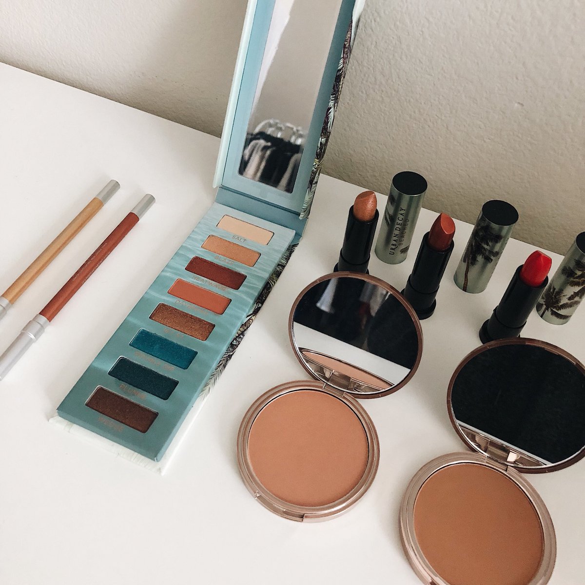MAKEUP GIVEAWAY! The new Urban Decay Beached collection!! To enter, just follow me &amp; RT this! 💕 Ends May 14th! 🌴