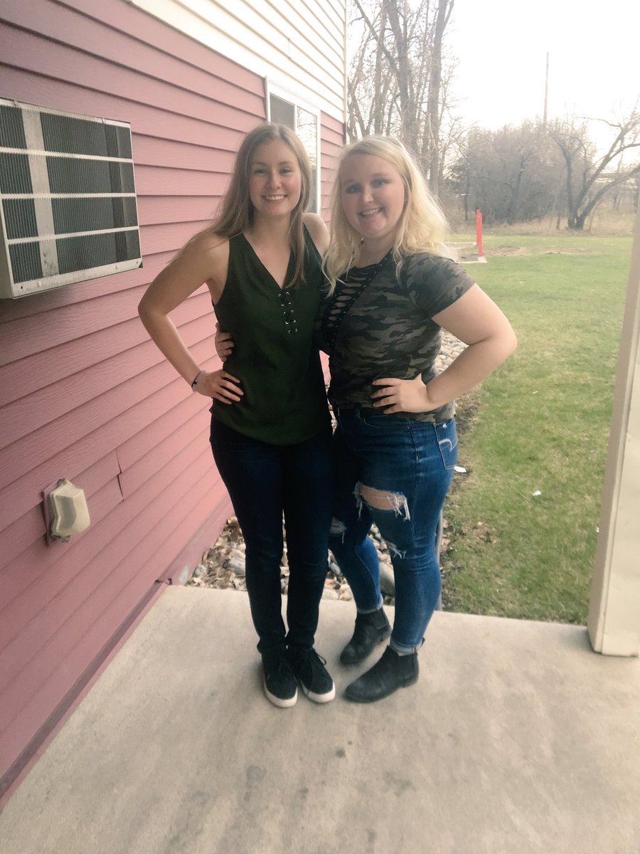 EmilyLizbethA's tweet photo. HAPPY BIRTHDAY to the girl who always amazes me with her intelligence and the amount of time she spends watching videos on her  phone😘❤️ I love ya &amp; hope you had a great day!! https://t.co/hv8Hh8QRIi