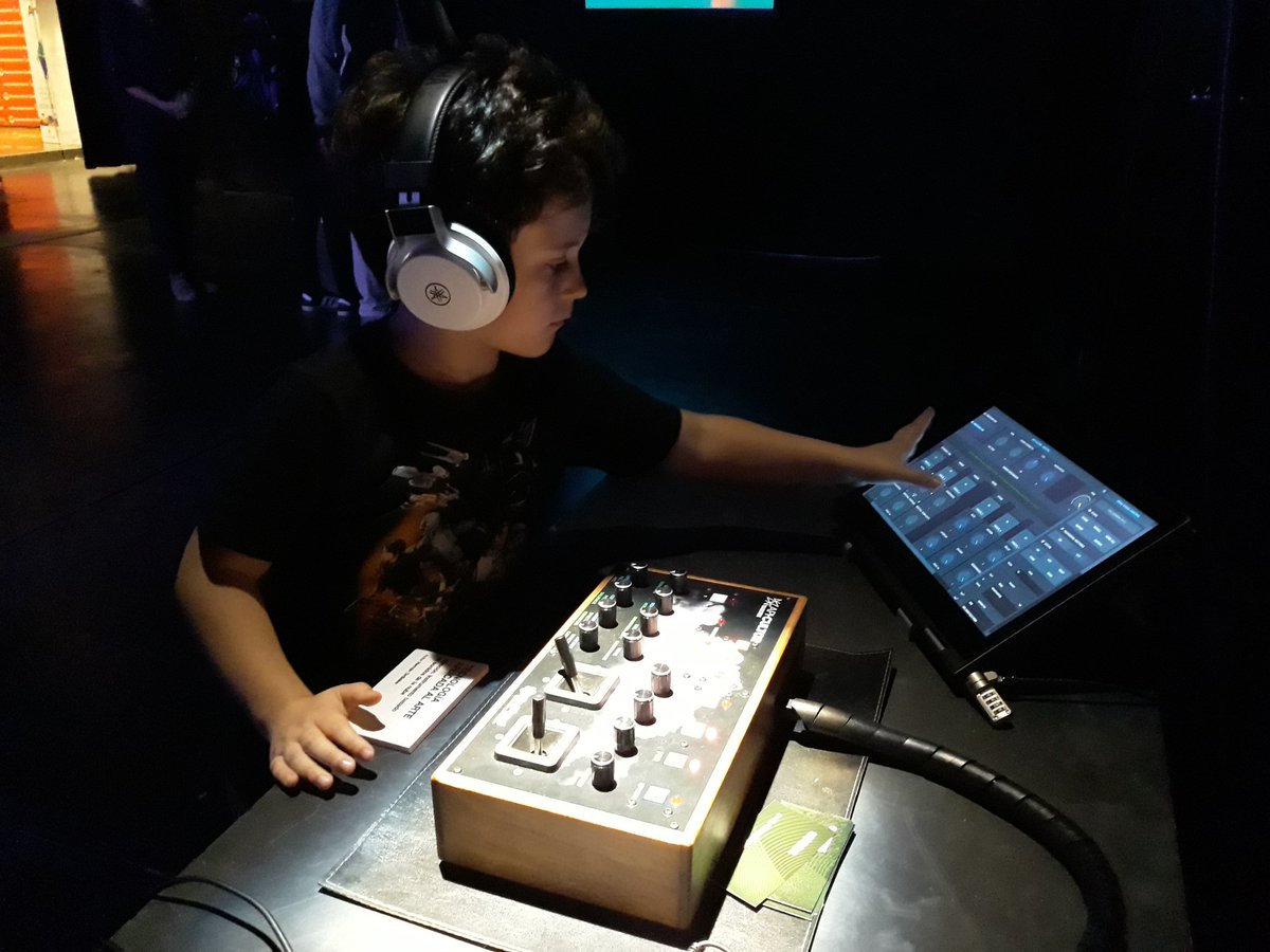 AnitaMassacane's tweet photo. Y de paso pasamos a jugar a ser djs, vjs y meternos en cuadros en #ArCiTec @culturalsanmar https://t.co/zj5sXHUrw7