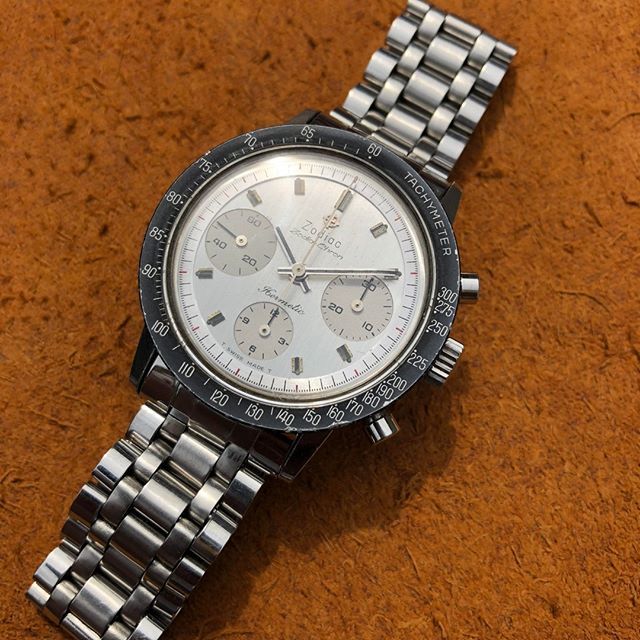 analogshift's tweet photo. Zodiac hermetic with perfectly faded ghost bezel and incredible linen dial on its original 5-row bracelet that feels like silk on the wrist. Available only at https://t.co/L7kDFgdDYE. Link in bio!
.
.
.
.
#zodiac #vintagezodiac #zodiachron #hermetic #linendial #ghostbezel #w⦠https://t.co/GLqIjVsuKP