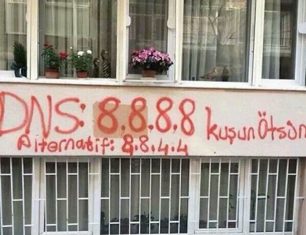 8.8.8.8 an türkische Hausmauer gesprayt.
