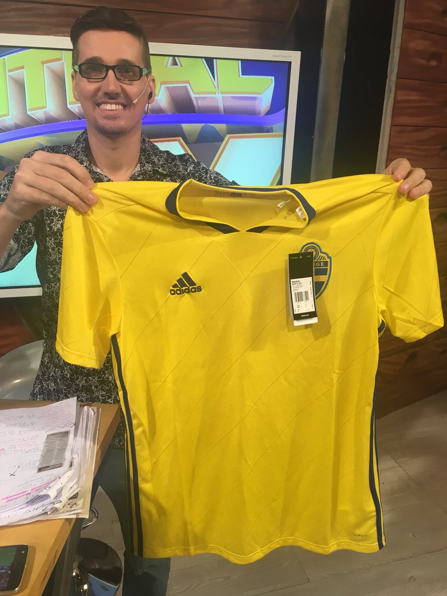 emilianoraggi's tweet photo. Ya se venimos hasta las 20.30 en @FOXSportsArg 2 con @pinson1972 y @mavegol 😁😊 HOY SORTEAMOS LA REMERA DE SUECIA @adidasAR para ganarla nos responden a #FoxGol Qué equipos integran el Grupo de Suecia en el Mundial? Dale RT! 🇸🇪🙌👇 https://t.co/uW1Q3w53ah