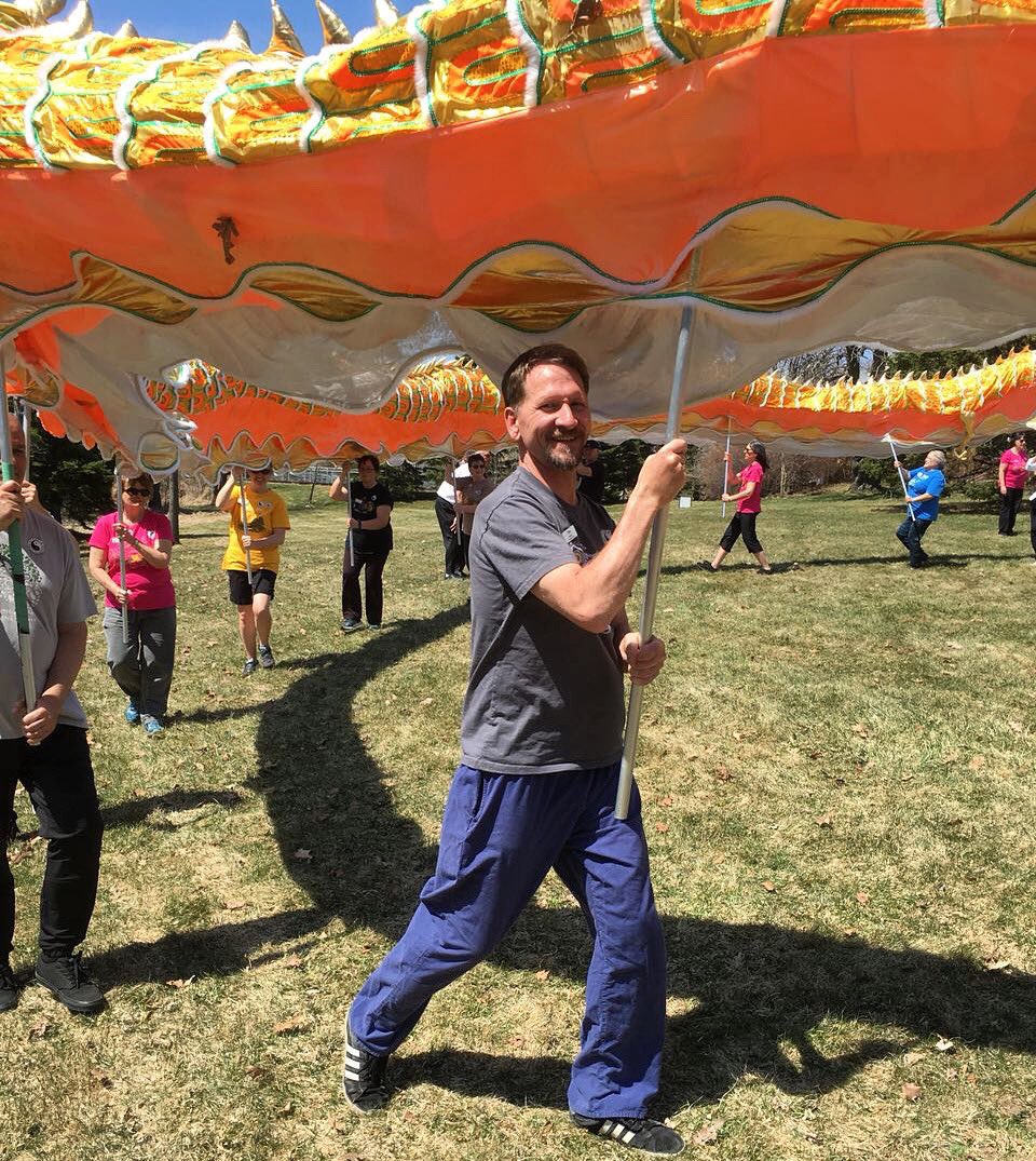 TimDeltaGroup's tweet image. Tim had a great time last weekend practicing the dragon for Awareness Day! #AwarenessDay2018 #FungLoyKok #TaoistTaiChi #harmony #balance #movingmeditation
