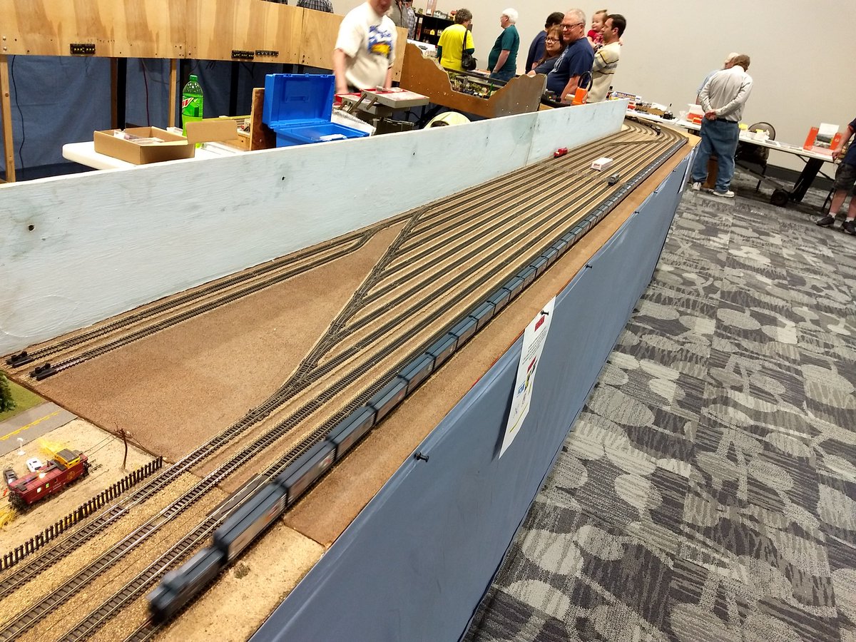 TravelingDB's tweet photo. Ran my "states" themed box cars today! @BWConventionCtr @BlueWaterNTrak #nscale #ntrak https://t.co/YPNXXEIQqk
