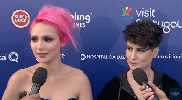 Eurofanweb_com's tweet photo. Última delegación y anfitriones:
PORTUGAL🇵🇹
@claudiaApascoal e @isauramusic hacen su entrada en la #BlueCarpet y cuentan lo bien que se lo pasaron en la #ESPreParty2018 de @eurospaincom en Madrid. #OpeningCeremony #AllAboard #EFWBlueCarpet #Eurovision https://t.co/Uuv4ulslO8