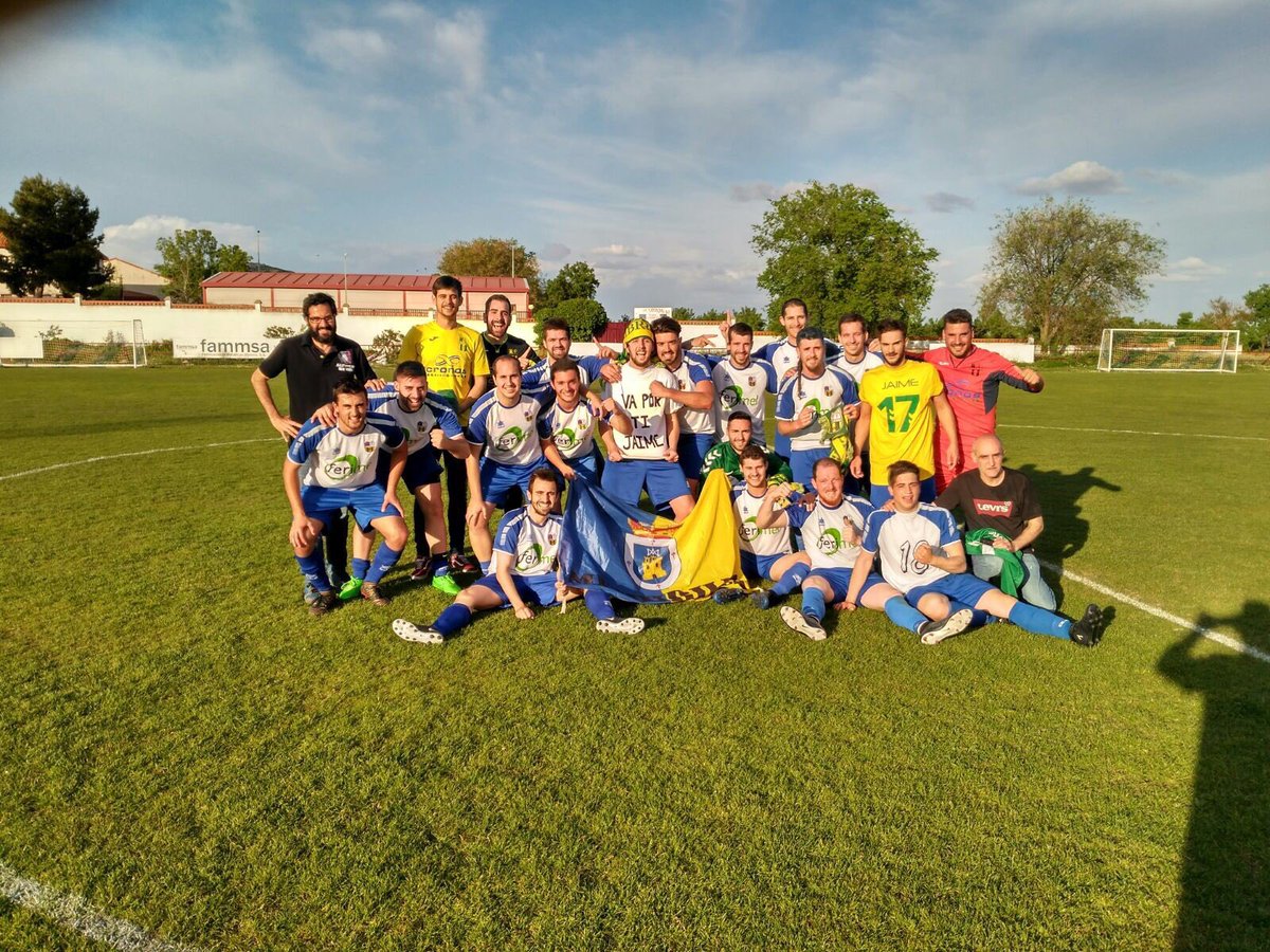 ElTiKiTaKaCLM's tweet photo. 📸 Enhorabuena a Cuerpo Técnico, Jugadores y Afición del @MEMBRILLA_CF, por su Ascenso a 1ª Autonómica Preferente 👏⚽️ https://t.co/mA5g0MZihm