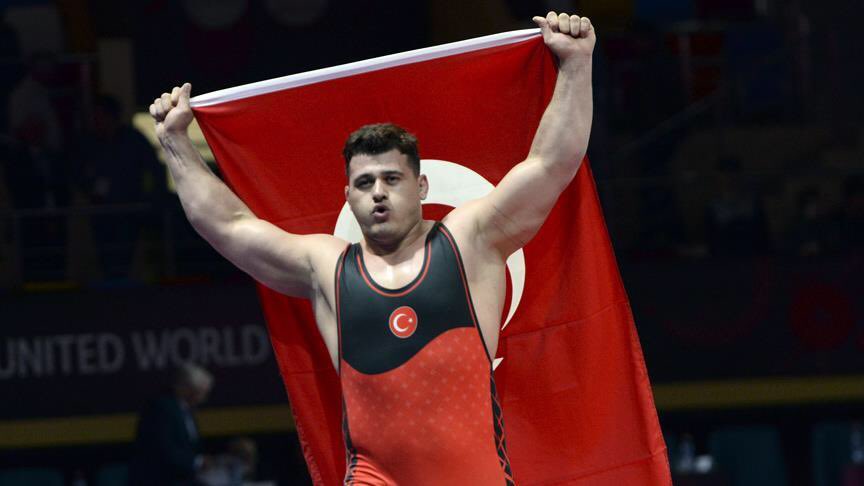 Avrupa Güreş Şampiyonası'nda Sporcularımız Soner Demirtaş (74-K)üçüncü kez, Taha Akgül (125-K)altıncı kez Avrupa Şampiyonu oldular. Göğsümüzü kabarttılar. 

Rıza Kayaalp gibi göğsümüzü kabartan gençlerimizi tebrik ediyor, nice altın madalyalar diliyorum.