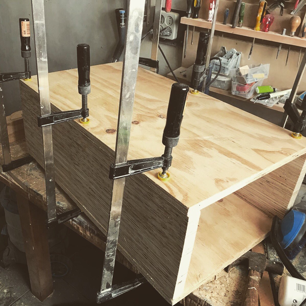 ByEssay's tweet photo. Ondanks het prachtige weer ben ik m’n werkkamer ingedoken en ben ik verder gegaan met m’n customized project! Alle zijkanten zijn vastgelijmd. Dit wordt de nieuwe prullenbak voor in de keuken! Straks kunnen we hier het plastic in weggooien! https://t.co/12K0EuDKJX