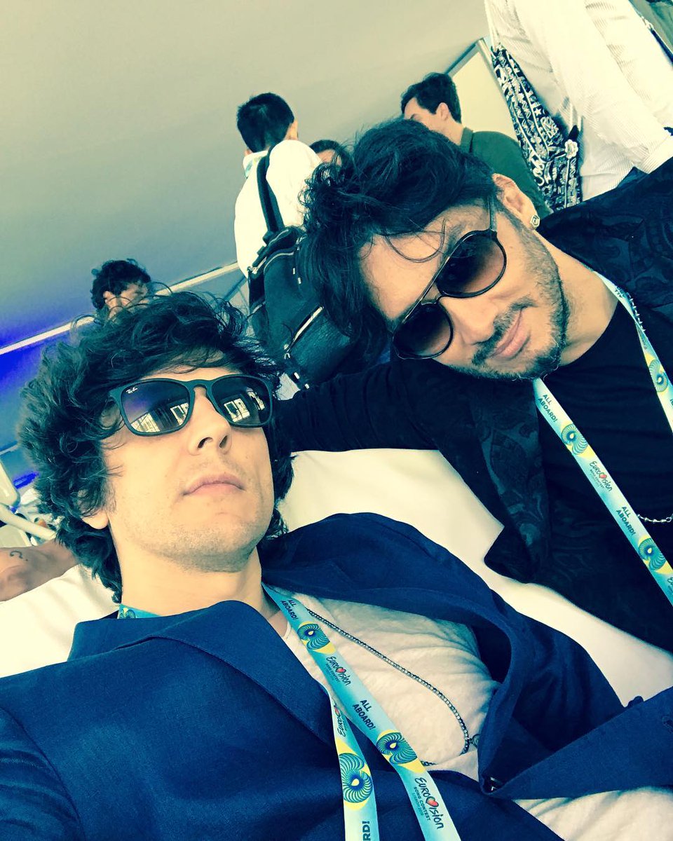 Dona_t3ll4's tweet photo. Two is megl' che one 😉 Tifiamo per la nostra Italia 🇮🇹 

#MetaMoroPrendiamociLEuropa
#MetaMoroAtESCisTheNewMundial2018
#Eurovision
#MetaMoroESC2018 #FabrizioMoro #ESC2018 #ESCita #ErmalMeta #quantegioie https://t.co/yal3OFrDL4