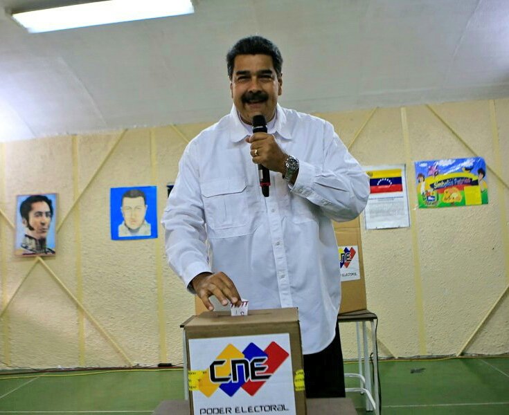 Marlenycdc_'s tweet photo. ¡El Pdte. @NicolasMaduro, da el ejemplo en su centro de votación! Participa en esta jornada de Simulacro Electoral, familiarízate y sé testigo de este proceso transparente de referencia mundial. ¡El #20May vence el pueblo! #JuntosTodoEsPosible #ElMundoConMaduro #6May https://t.co/fTjtl6YImL