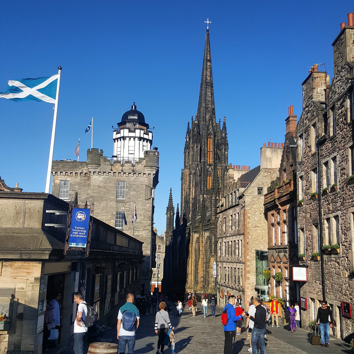 Summer has officially arrived in Edinburgh 😆☀️ #summer #edinburgh #visitscotland #thewitcherybythecastle
