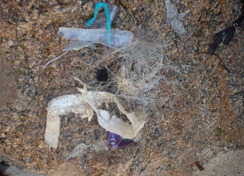 PenzanceHour's tweet photo. Couldn't go to the beach without a litterpick #5minbeachclean #nanjizal https://t.co/cZexqI8paa