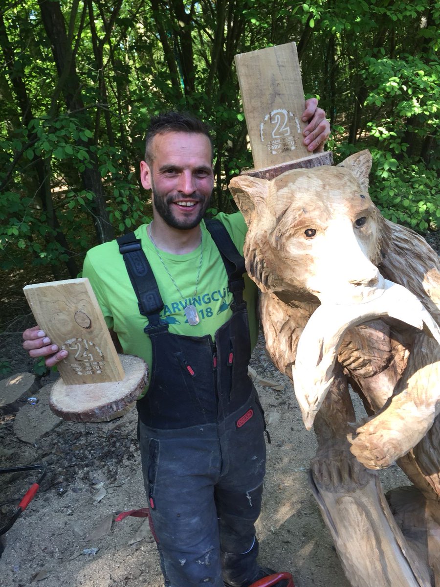 Sander Boom #dolmarcarvingteam wint 2e prijs tijdens de #carvingcup <a href="/Boomkroonpad/">Boomkroonpad</a> met een geweldig beeld van een grizly beer die een vis in de bek heeft. Ook bij de #speedcarving 2e prijs. Puik staaltje werk.