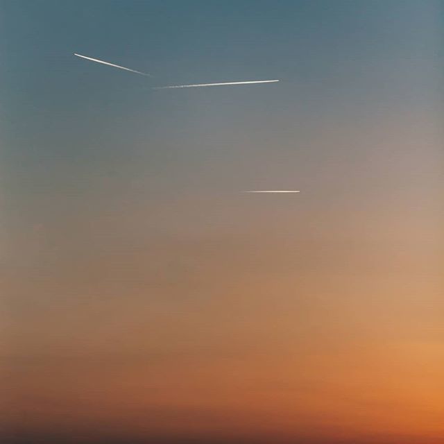 KarlHab's tweet photo. Summer contrails... #artinthesky #paris https://t.co/tkilXeGvTl https://t.co/PYsPWRwnpy